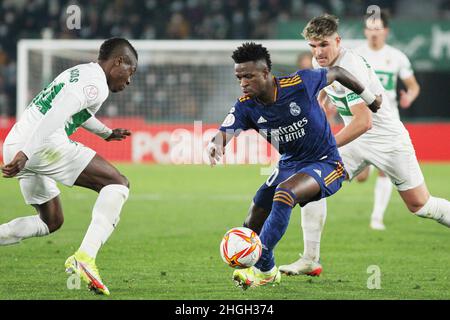 Elche, Alicante, Spagna. 20th Jan 2022. Vinicius Junior del Real Madrid e Helibelton Palacios dell'Elche durante la Coppa di Spagna, Copa del Rey, round di 16 partite di calcio tra l'Elche CF e il Real Madrid il 20 gennaio 2022 allo stadio Martinez Valero di Elche, Alicante, Spagna - Foto: IRH/DPPI/LiveMedia Credit: Independent Photo Agency/Alamy Live News Foto Stock