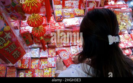Jakarta, Jakarta, Indonesia. 21st Jan, 2022. Un sacco di venditori di varie decorazioni nel dare il benvenuto al Capodanno cinese 2022 che si trova nella zona Glodok, West Jakarta. (Credit Image: © Denny Pohan/ZUMA Press Wire) Foto Stock