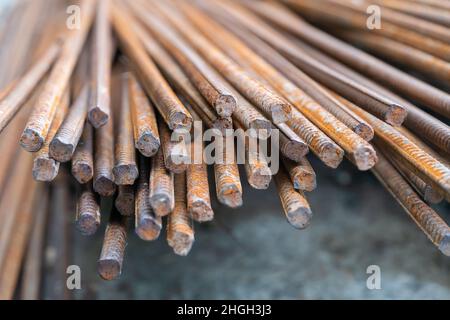 Primo piano di una pila di accessori da costruzione in un cantiere Foto Stock