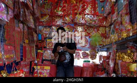 Jakarta, Jakarta, Indonesia. 21st Jan, 2022. Un sacco di venditori di varie decorazioni nel dare il benvenuto al Capodanno cinese 2022 che si trova nella zona Glodok, West Jakarta. (Credit Image: © Denny Pohan/ZUMA Press Wire) Foto Stock