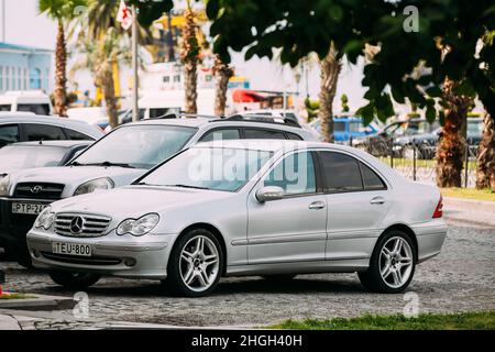 Mercedes-Benz Classe C (W203) Auto parcheggiata in strada il giorno estivo del sole. W203 è un'automobile prodotta dal produttore tedesco Mercedes-Benz Foto Stock