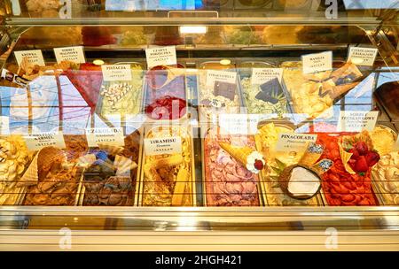 Una mostra di gelato con diversi tipi di gelato e nomi in polacco. Foto Stock