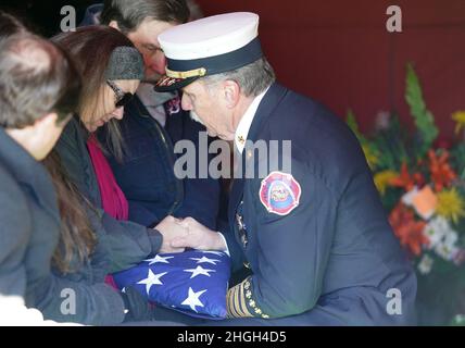 St. Louis, Stati Uniti. 21st Jan 2022. Il capo del fuoco di St. Louis Dennis Jenkerson presenta una bandiera americana alla famiglia del pompiere ben Polson di St. Louis durante i servizi funebri a St. Louis il giovedì 20 gennaio 2022. Polson (33) è il primo vigile del fuoco di St. Louis a morire in un fuoco in venti anni, morto mentre combattendo un fuoco libero della casa il 13 gennaio 2022. Foto di Bill Greenblatt/UPI Credit: UPI/Alamy Live News Foto Stock