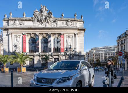 4 novembre 2021 - Lille, Francia: La Grande Place, ha un'architettura fiamminga simile al Belgio. Accanto alla piazza principale, la Grand Place, sorge il Teatro dell'Opera costruito in stile neoclassico Foto Stock