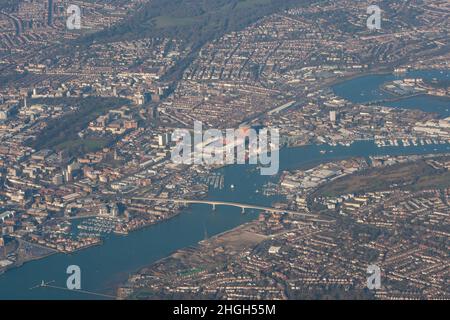 Storico Aerial shot di Southampton (2008) Hampshire Inghilterra che mostra Itchen Bridge e St Marys Stadium e il fiume Itchen, anche in shot è Woolston zona, Ocean Village, il comune, zona settentrionale e bordi del centro della città. Foto Stock