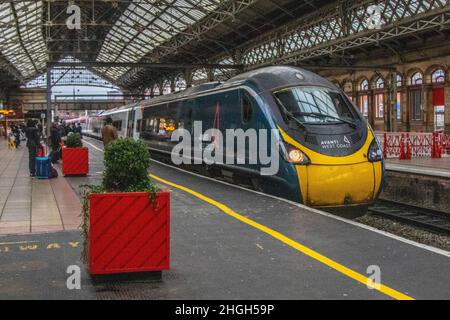 Preston, Lancashire. Attività nel Regno Unito: 21 gennaio 2022. I membri dell'Unione GMT prendono l'azione di sciopero.  i dipendenti Avanti dimostrano contro gli aumenti di salario magri fuori dalla stazione ferroviaria di Preston. I pulitori che puliscono i treni su Avanti West Coast servizi sono esternalizzati al Atalian Servest, che è presunto pagare meno del Real Living salario e non ottenere alcuna società stipendio malato. Credit: MediaWorldImages/AlamyLiveNews Foto Stock