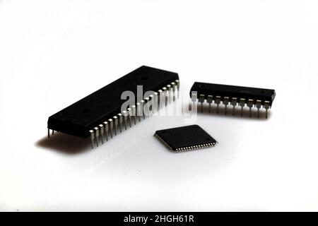 Componenti elettronici. Microprocessori su sfondo bianco Foto Stock