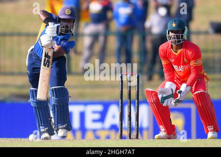 Kandy, Sri Lanka. 21st Jan 2022. Charith Asalanka dello Sri Lanka si schiaccia durante la terza partita di cricket internazionale di un giorno (ODI) tra Sri Lanka e Zimbabwe al Pallekele International Cricket Stadium di Kandy il 21st gennaio 2022. Viraj Kothalwala/Alamy Live News Foto Stock