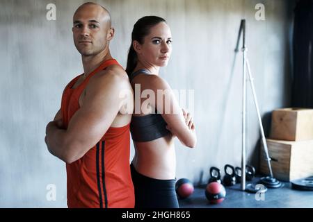 Formazione per diventare in forma di combattimento. Ritratto di una giovane coppia che si allenano insieme in palestra. Foto Stock