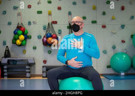 Bad Rothenfelde, Germania. 21st Jan 2022. Paziente di lunga corporatura Jörg Schneider si occupa di un addestramento alla respirazione in una sala di ginnastica presso la Teutoburger Wald Clinic, una clinica di riabilitazione per pazienti affetti da post-convivenza. Il ministro della Sanità della bassa Sassonia Behrens (DOCUP) visita la struttura. Credit: Friso Gentsch/dpa/Alamy Live News Foto Stock