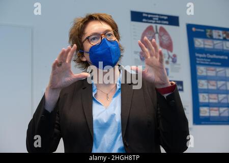 Bad Rothenfelde, Germania. 21st Jan 2022. Il Ministro della Sanità della bassa Sassonia Daniela Behrens (SPD) parla durante la sua visita alla Teutoburger Wald Clinic, una clinica di riabilitazione per i malati post-Covid. Credit: Friso Gentsch/dpa/Alamy Live News Foto Stock