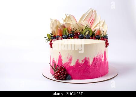 Torta originale decorare con glassa bianca e frutti di bosco freschi, su sfondo bianco. Foto Stock