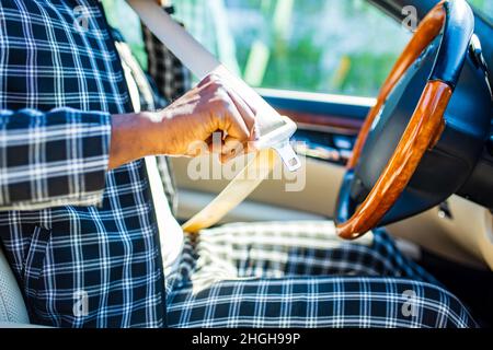 uomo brasiliano che allaccia la cintura di sicurezza in auto e pronto per muoversi Foto Stock