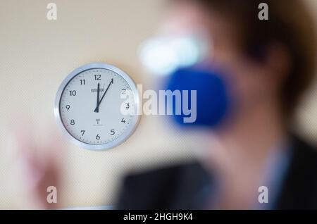 Bad Rothenfelde, Germania. 21st Jan 2022. Le mani di un orologio da parete presso la Teutoburger Wald Clinic, una clinica di riabilitazione per pazienti post-covalenti, mostrano cinque ultimi dodici. Il ministro della Sanità della bassa Sassonia Behrens (DOCUP) visita la struttura. Credit: Friso Gentsch/dpa/Alamy Live News Foto Stock