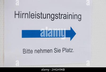 Bad Rothenfelde, Germania. 21st Jan 2022. 'Brain performance training' è scritto su un foglio di carta presso la Teutoburger Wald Clinic, una clinica di riabilitazione per i malati post-Covid. Il ministro della Sanità della bassa Sassonia Behrens (DOCUP) visita la struttura. Credit: Friso Gentsch/dpa/Alamy Live News Foto Stock