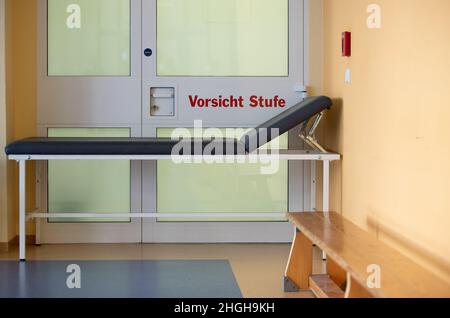 Bad Rothenfelde, Germania. 21st Jan 2022. Un divano si trova di fronte a una porta ('fase di attenzione') in una sala di ginnastica della Teutoburger Wald Clinic, una clinica di riabilitazione per i malati post-Covid. Il ministro della Sanità della bassa Sassonia Behrens (DOCUP) visita la struttura. Credit: Friso Gentsch/dpa/Alamy Live News Foto Stock