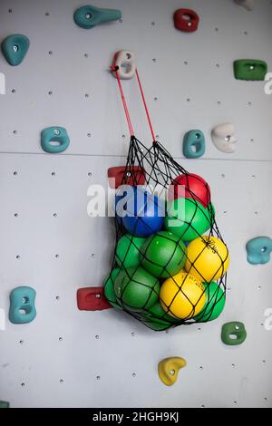 Bad Rothenfelde, Germania. 21st Jan 2022. Palle appendono da un muro di arrampicata in una sala di ginnastica presso la Teutoburger Wald Clinic, una clinica di riabilitazione per i malati post-covid. Il ministro della Sanità della bassa Sassonia Behrens (DOCUP) visita la struttura. Credit: Friso Gentsch/dpa/Alamy Live News Foto Stock