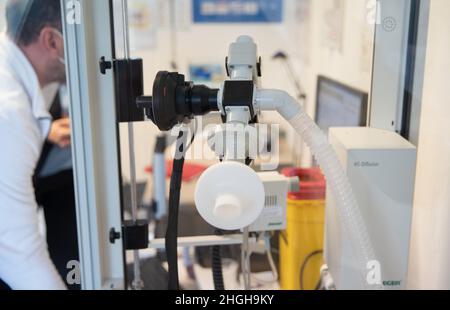 Bad Rothenfelde, Germania. 21st Jan 2022. Vista di un bodyplethysmograph, per l'esame dei parametri polmonari, in una sala della Teutoburger Wald Clinic, una clinica di riabilitazione per pazienti affetti da post-Covid. Il ministro della Sanità della bassa Sassonia Behrens (DOCUP) visita la struttura. Credit: Friso Gentsch/dpa/Alamy Live News Foto Stock