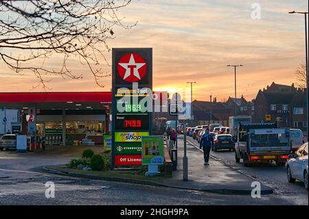 Distributore DI benzina TEXACO sulla strada di John Adam contro un cielo al tramonto Foto Stock