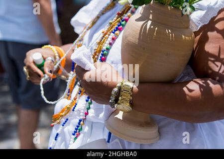 Integranti della religione Candomble in celebrazione religiosa attraverso le strade della città storica o Foto Stock