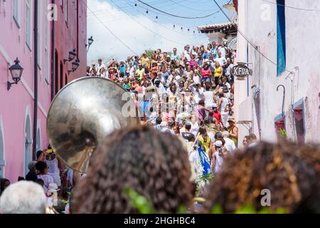 Integranti della religione Candomble in celebrazione religiosa attraverso le strade della città storica o Foto Stock