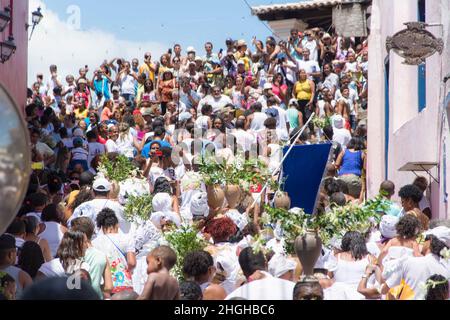 Integranti della religione Candomble in celebrazione religiosa attraverso le strade della città storica o Foto Stock