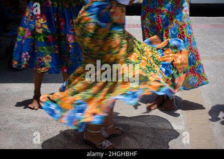 Le donne ballano la tradizionale samba de roda di Bahia con abiti colorati. Salvador, Bahia, Brasile. Foto Stock