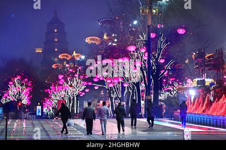 XI'an, Capodanno lunare cinese. 1st Feb 2022. Foto scattata il 21 gennaio 2022 mostra una vista notturna dell'area panoramica di Datang Everbright City a Xi'an, nella provincia di Shaanxi della Cina nord-occidentale. La città di Datang Everbright, un punto di riferimento turistico a Xi'an, è stata adornata con luci colorate in occasione del prossimo Festival di Primavera, o il Capodanno lunare cinese, che cade il 1 febbraio 2022. Credit: Tao Ming/Xinhua/Alamy Live News Foto Stock