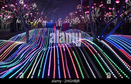 XI'an, Capodanno lunare cinese. 1st Feb 2022. Foto scattata il 21 gennaio 2022 mostra una vista notturna dell'area panoramica di Datang Everbright City a Xi'an, nella provincia di Shaanxi della Cina nord-occidentale. La città di Datang Everbright, un punto di riferimento turistico a Xi'an, è stata adornata con luci colorate in occasione del prossimo Festival di Primavera, o il Capodanno lunare cinese, che cade il 1 febbraio 2022. Credit: Tao Ming/Xinhua/Alamy Live News Foto Stock