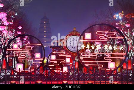 XI'an, Capodanno lunare cinese. 1st Feb 2022. Foto scattata il 21 gennaio 2022 mostra una vista notturna dell'area panoramica di Datang Everbright City a Xi'an, nella provincia di Shaanxi della Cina nord-occidentale. La città di Datang Everbright, un punto di riferimento turistico a Xi'an, è stata adornata con luci colorate in occasione del prossimo Festival di Primavera, o il Capodanno lunare cinese, che cade il 1 febbraio 2022. Credit: Tao Ming/Xinhua/Alamy Live News Foto Stock