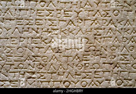 Antica cuneiforme greca su tavoletta di pietra. Foto Stock