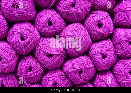 Palla rosa di lana. Bella pallina di lane colorate. Tessuto di lana. Matasse di filato. Materiale naturale per maglieria, idea creativa. Sfondo diy astratto. Foto Stock