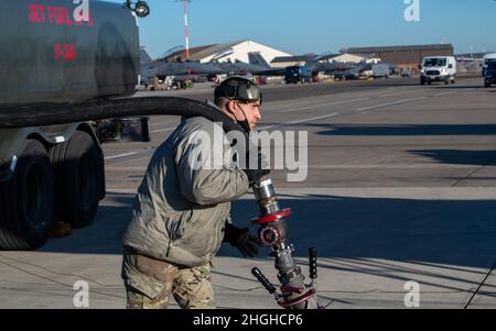 Un Airman dell'aeronautica degli Stati Uniti assegnato al 48th Squadron di preparazione di logistica trasporta un tubo durante un'operazione di rifornimento a Lakenheath dell'aeronautica reale, Inghilterra, 18 gennaio 2022. La 48th Fighter Wing effettua operazioni di volo quotidiane per garantire che la Liberty Wing possa offrire capacità di combattimento aereo uniche quando viene chiamata dai suoi alleati della NATO. Foto Stock