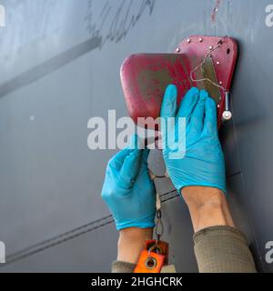 Un Airman dell'aeronautica degli Stati Uniti assegnato alla 492nd unità di manutenzione dell'aeromobile, conduce la manutenzione di routine alla Royal Air Force Lakenheath, Inghilterra, 18 gennaio 2022. 48th manutenzione dell'ala del Fighter gli Airmen mantengono l'aeromobile in condizioni di volo ottimali eseguendo la manutenzione programmata e le riparazioni. Foto Stock