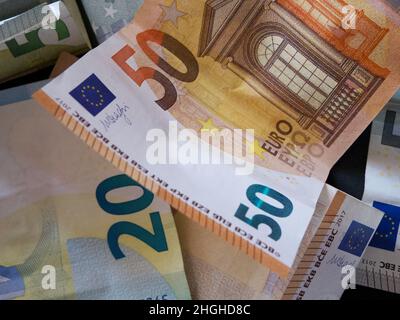 Varie banconote dell'Unione europea in primo piano. Carta moneta europea. Foto Stock