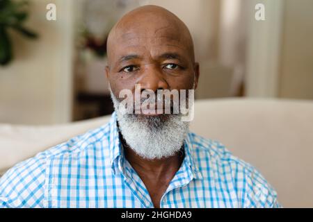 Ritratto di anziano afro-americano seduto sul divano di casa Foto Stock