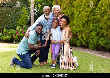 Ritratto di allegra famiglia afroamericana generazionale tre nel giardino sul cortile Foto Stock