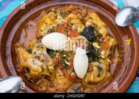Piatto tradizionale marocchino in tajine. Shakshuka Foto Stock