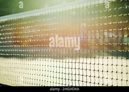 Lasciate che i giochi comincino. Primo piano di una rete da tennis su un campo da tennis. Foto Stock