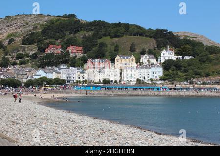 Llandudno è una città costiera del Galles del Nord. E' conosciuta per la sua spiaggia sulla costa nord e il molo del 19th secolo con negozi e giostre divertenti Foto Stock