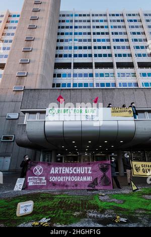 Berlino, Germania. 21st Jan 2022. Nelle ore mattutine circa 50 attivisti della RIBELLIONE DI ESTINZIONE (XR) hanno protestato di fronte alla sede della Bayer AG a Berlino. Il ha anche bloccato la strada di fronte per un breve periodo di tempo. Nei discorsi hanno condannato il coinvolgimento di Bayer nella produzione di erbicidi, pesticidi e fungicidi, che portano all'estinzione di molte specie e stanno danneggiando gli ecosistemi nelle zone in cui vengono utilizzati. Vendono prodotti vietati nell'UE in altre parti del mondo. (Credit Image: © Ralph Pache/PRESSCOV via ZUMA Press Wire) Foto Stock