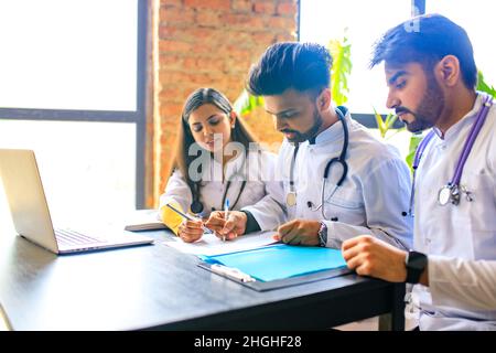 studenti indiani di medica che praticano in aula sole Foto Stock