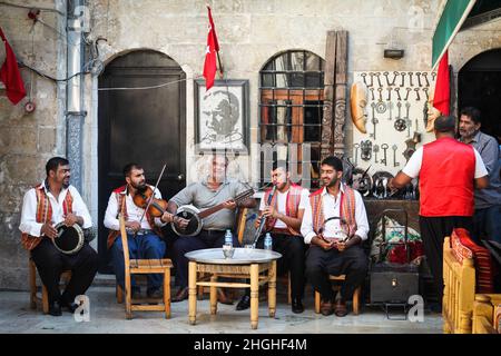 Sehitkamil, Gaziantep, Turchia - Agosto 31 2017: Musicisti zingari suonano musica tradizionale Foto Stock