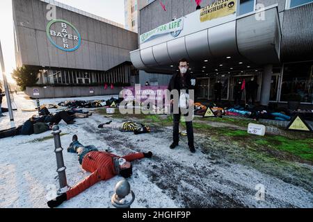 Berlino, Germania. 21st Jan 2022. Nelle ore mattutine circa 50 attivisti della RIBELLIONE DI ESTINZIONE (XR) hanno protestato di fronte alla sede della Bayer AG a Berlino. Il ha anche bloccato la strada di fronte per un breve periodo di tempo. Nei discorsi hanno condannato il coinvolgimento di Bayer nella produzione di erbicidi, pesticidi e fungicidi, che portano all'estinzione di molte specie e stanno danneggiando gli ecosistemi nelle zone in cui vengono utilizzati. Vendono prodotti vietati nell'UE in altre parti del mondo. (Foto di Ralph Pache/PRESSCOV/Sipa USA) Credit: Sipa USA/Alamy Live News Foto Stock
