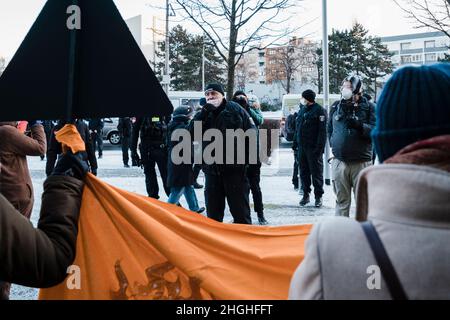 Berlino, Germania. 21st Jan 2022. Nelle ore mattutine circa 50 attivisti della RIBELLIONE DI ESTINZIONE (XR) hanno protestato di fronte alla sede della Bayer AG a Berlino. Il ha anche bloccato la strada di fronte per un breve periodo di tempo. Nei discorsi hanno condannato il coinvolgimento di Bayer nella produzione di erbicidi, pesticidi e fungicidi, che portano all'estinzione di molte specie e stanno danneggiando gli ecosistemi nelle zone in cui vengono utilizzati. Vendono prodotti vietati nell'UE in altre parti del mondo. (Foto di Ralph Pache/PRESSCOV/Sipa USA) Credit: Sipa USA/Alamy Live News Foto Stock