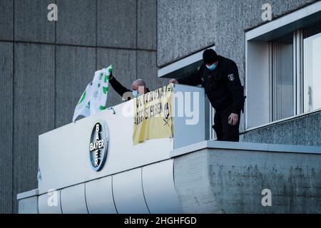 Berlino, Germania. 21st Jan 2022. Nelle ore mattutine circa 50 attivisti della RIBELLIONE DI ESTINZIONE (XR) hanno protestato di fronte alla sede della Bayer AG a Berlino. Il ha anche bloccato la strada di fronte per un breve periodo di tempo. Nei discorsi hanno condannato il coinvolgimento di Bayer nella produzione di erbicidi, pesticidi e fungicidi, che portano all'estinzione di molte specie e stanno danneggiando gli ecosistemi nelle zone in cui vengono utilizzati. Vendono prodotti vietati nell'UE in altre parti del mondo. (Foto di Ralph Pache/PRESSCOV/Sipa USA) Credit: Sipa USA/Alamy Live News Foto Stock