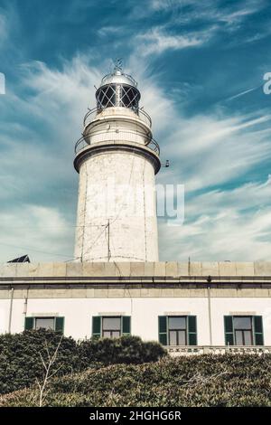 Cap formentor faro, maiorca, vista dal lato destro durante una giornata nuvolosa, angolo basso, spagna Foto Stock