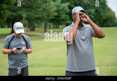 Alton Robinson, a destra, 436a forza di supporto Squadron Eagle Lanes giovane bowling allenatore, e Steven Weber, 436a FSS Eagle Lanes manager, calcolare il yardage per il putting green durante una partita di golf intramurale al campo da golf Eagle Creek sulla base aerea dover Air Force base, Delaware, 3 agosto 2021. Otto squadre di golf intramurali stanno concludendo la stagione normale e stanno preparando per i playoff nel mese di settembre. Foto Stock