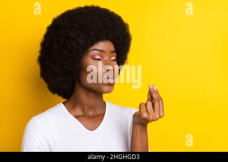 Foto di felice giovane afro americano gioiosa donna chef bacio delizioso gustoso isolato su sfondo giallo Foto Stock