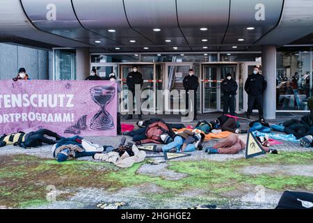 Berlino, Germania. 21st Jan 2022. Nelle ore mattutine circa 50 attivisti della RIBELLIONE DI ESTINZIONE (XR) hanno protestato di fronte alla sede della Bayer AG a Berlino. Il ha anche bloccato la strada di fronte per un breve periodo di tempo. Nei discorsi hanno condannato il coinvolgimento di Bayer nella produzione di erbicidi, pesticidi e fungicidi, che portano all'estinzione di molte specie e stanno danneggiando gli ecosistemi nelle zone in cui vengono utilizzati. Vendono prodotti vietati nell'UE in altre parti del mondo. (Credit Image: © Ralph Pache/PRESSCOV via ZUMA Press Wire) Foto Stock